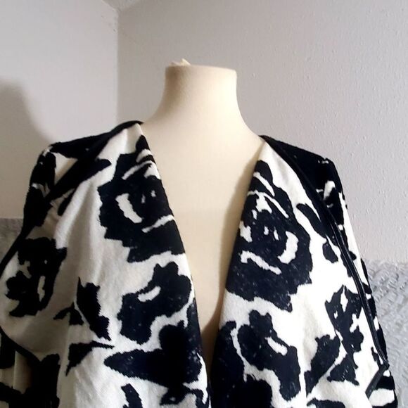 I.N.C. Black & White Floral Cardigan Size Medium - Picture 4 of 12
